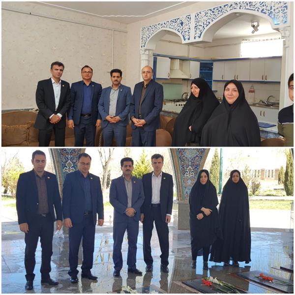 مدیرکل وکارکنان اداره کل ارتباطات وفناوری اطلاعات استان ایلام به مناسبت 22اسفند روز بزرگداشت شهدا باحضور برسرمزار شهدای گمنام و منزل شهیدحسینی ، این روز را گرامی داشتند