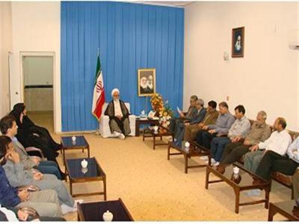 دیدار مدیریت و کارکنان اداره کل پست استان با نماینده محترم ولی فقیه در استان و امام جمعه ایلام در آستانه فرارسیدن 17مهر(روزجهانی پست)