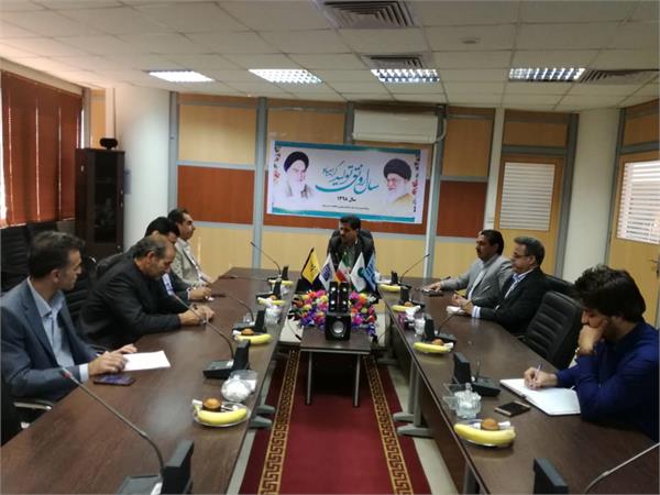 درایام سیل مرسولات پستی بخش ماژین با بالگرد هلال احمرارسال شد